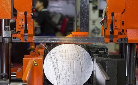 木鱼镇立式金属带锯床切削出现跑带故障解决方法！